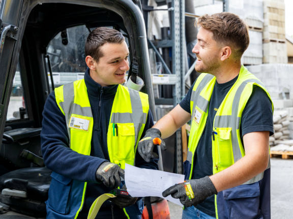 2 collaborateurs partagent un document en discutant
