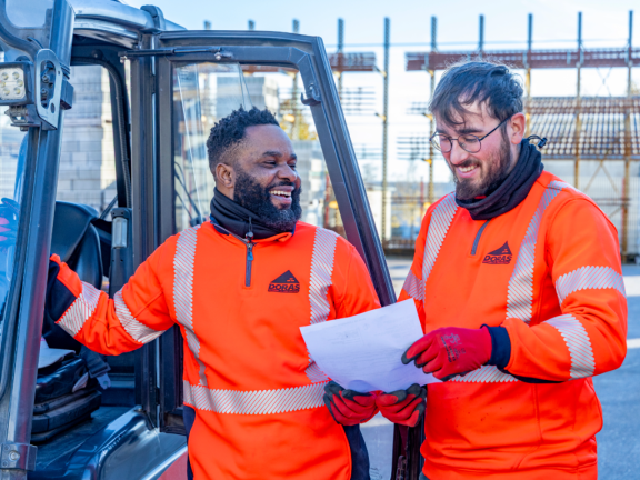 2 collaborateurs echangent sur le parc materiaux