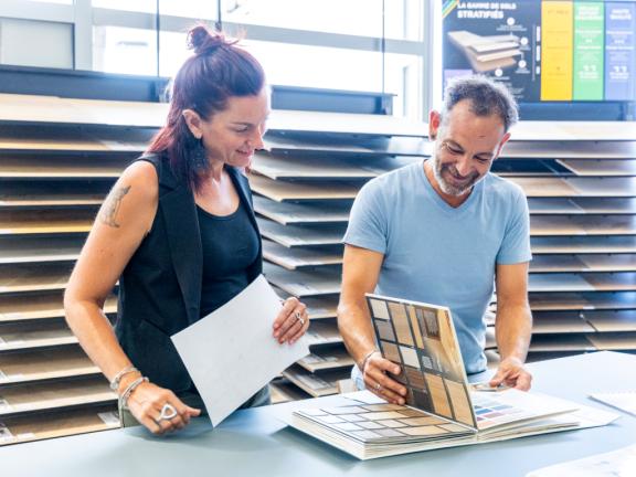 une cliente echange avec un commercial dans une agence