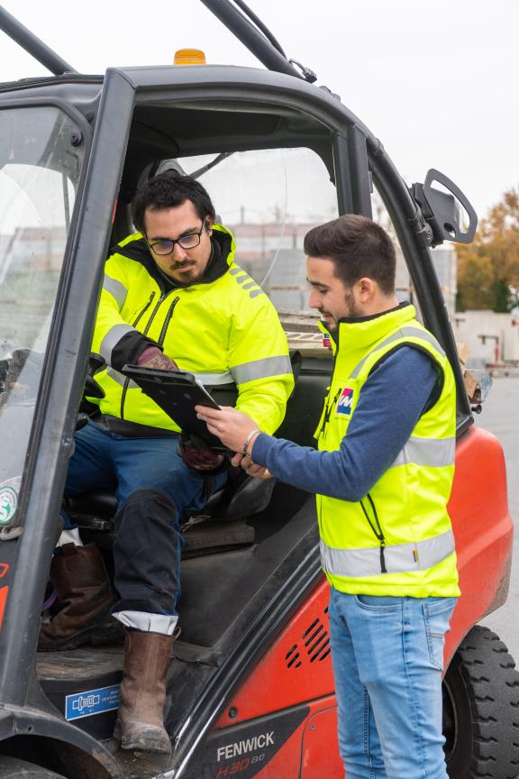 2 collegues echangent sur un parc