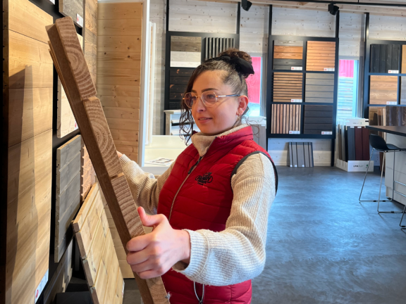 une commerciale regarde un echantillon de bois