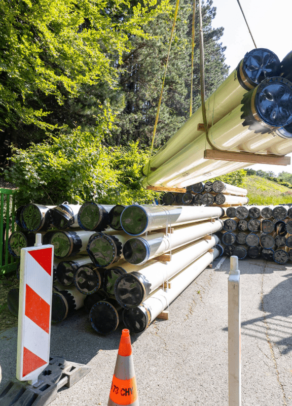 Livraison de tuyaux de canalisation sur une route