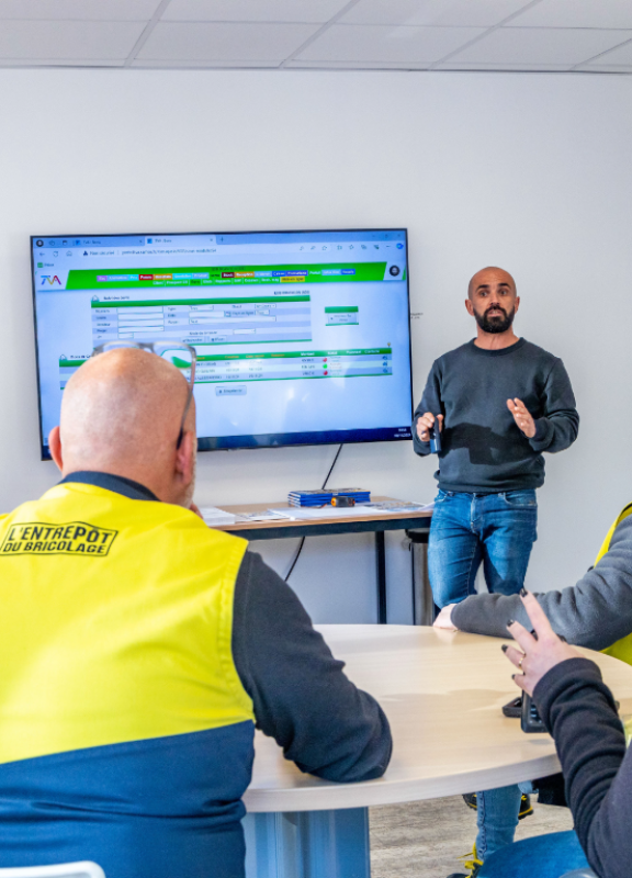 formateur devant une équipe de collaborateurs