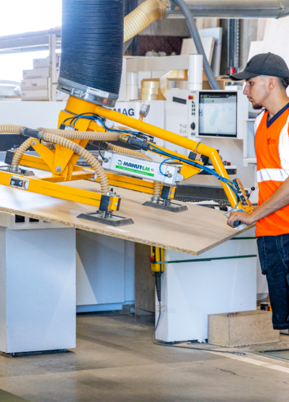 operateur qui deplace une planche avec un robot