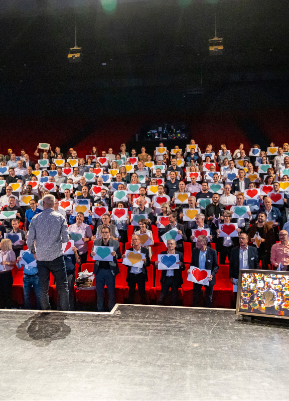 photo de groupe dans une salle de spectacle