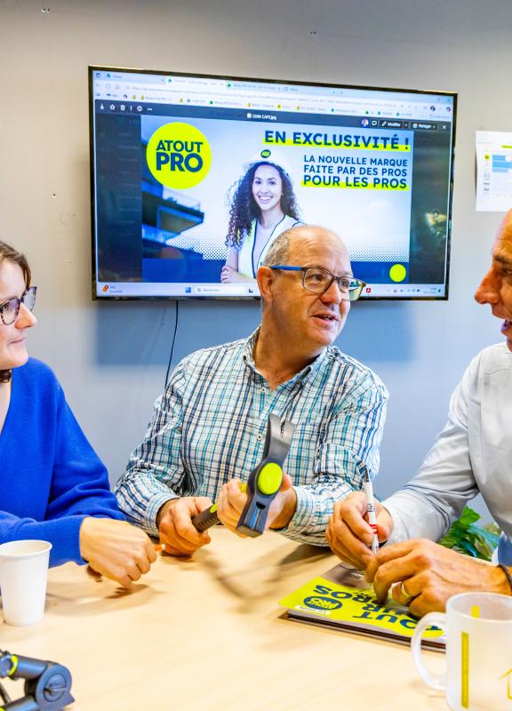 3 collaborateurs en reunion
