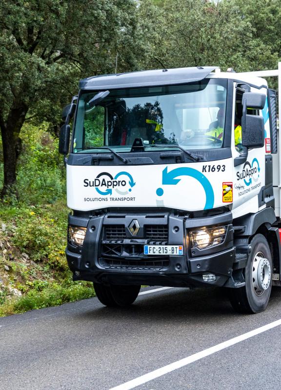 camion sur une route