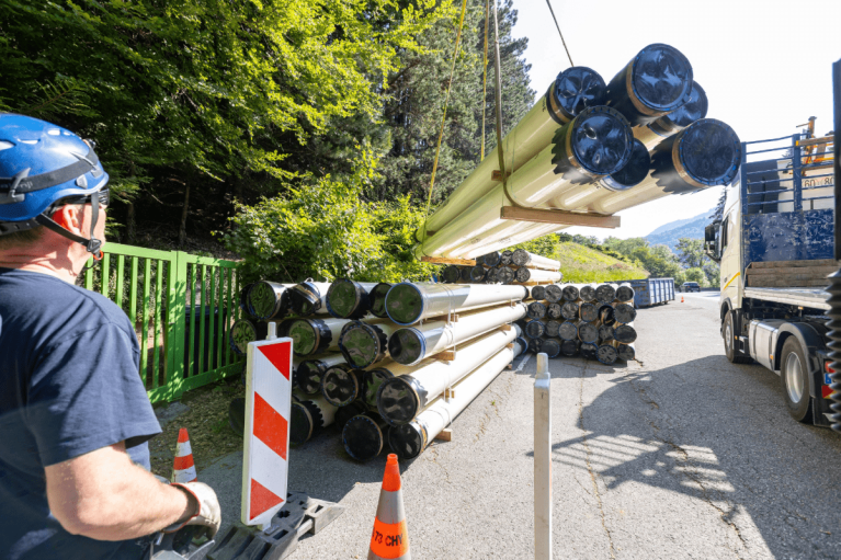 Livraison de tuyaux de canalisation sur une route