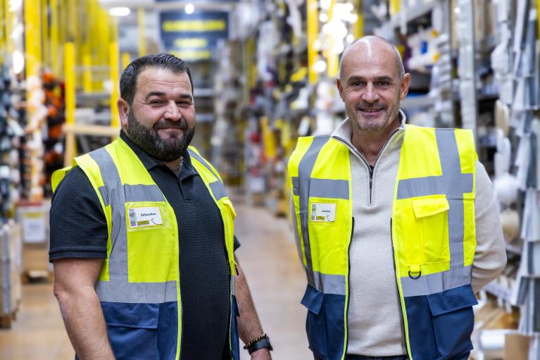 2 hommes souriants face caméra