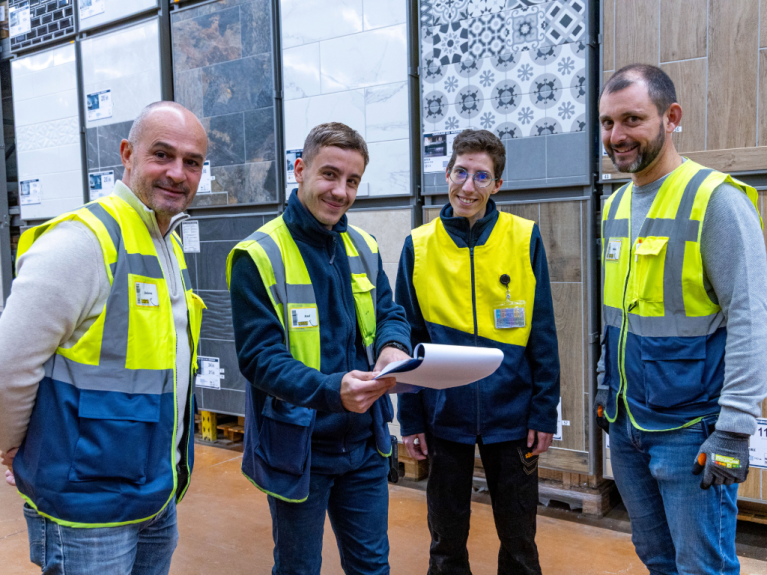 4 collaborateurs echangent