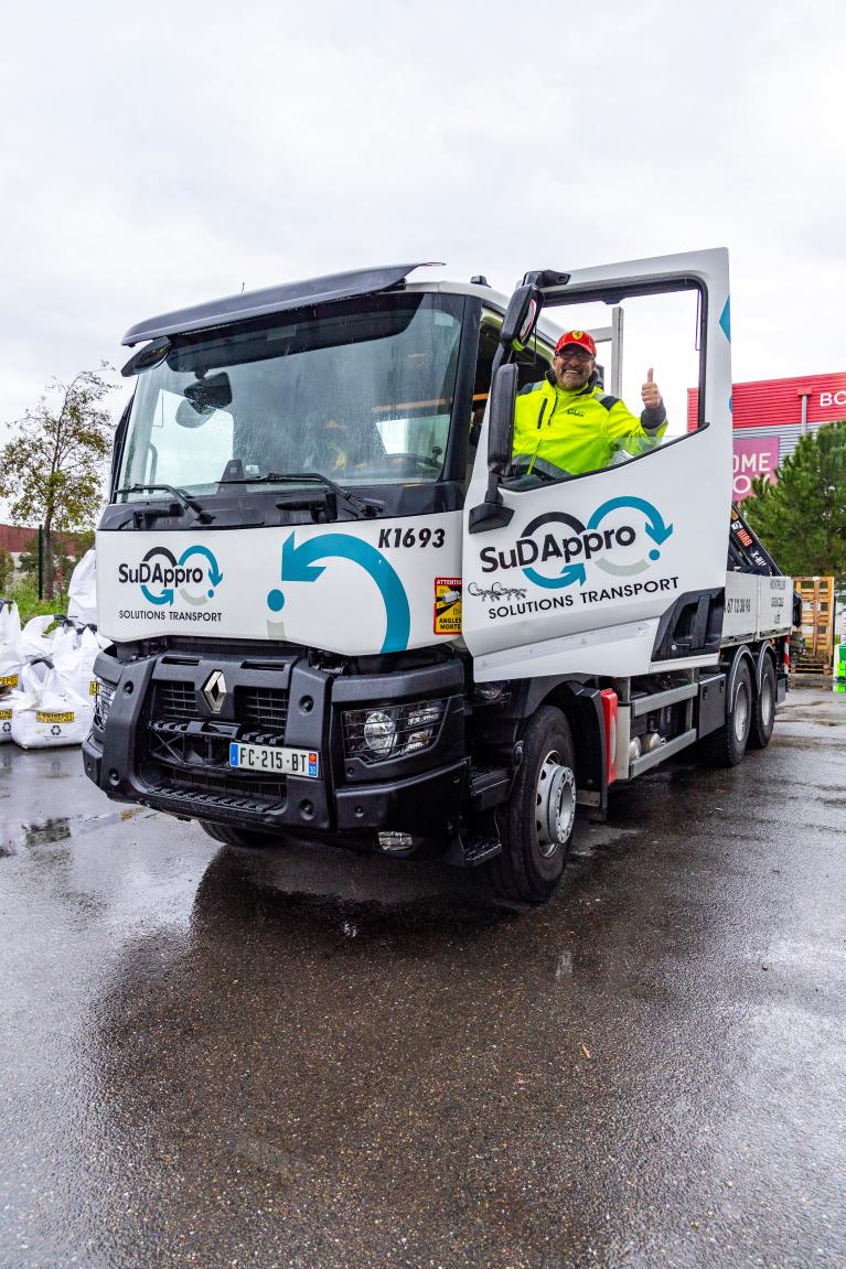 chauffeur qui monte dans son camion